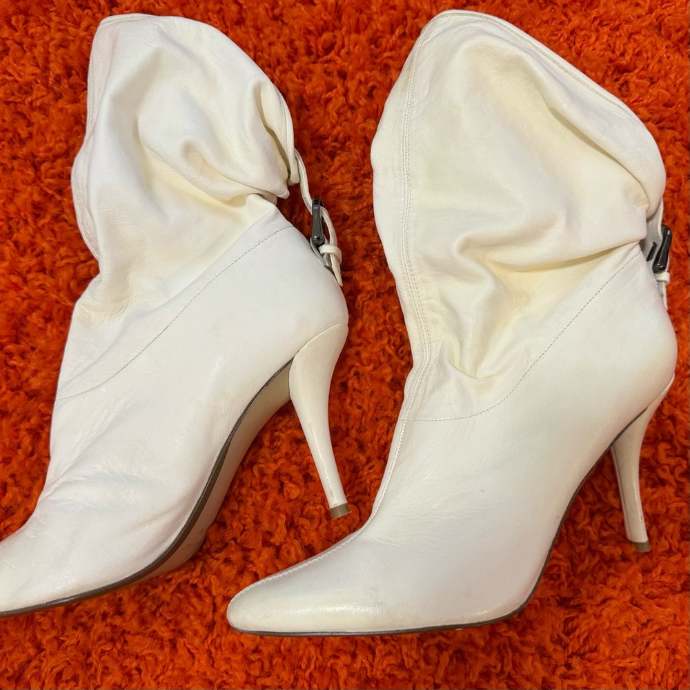 EXCELLENT NINE WEST ANKLE HEELS LEATHER BOOTS  BUCKLE WHITE PULL-ON SEXY 8.5
